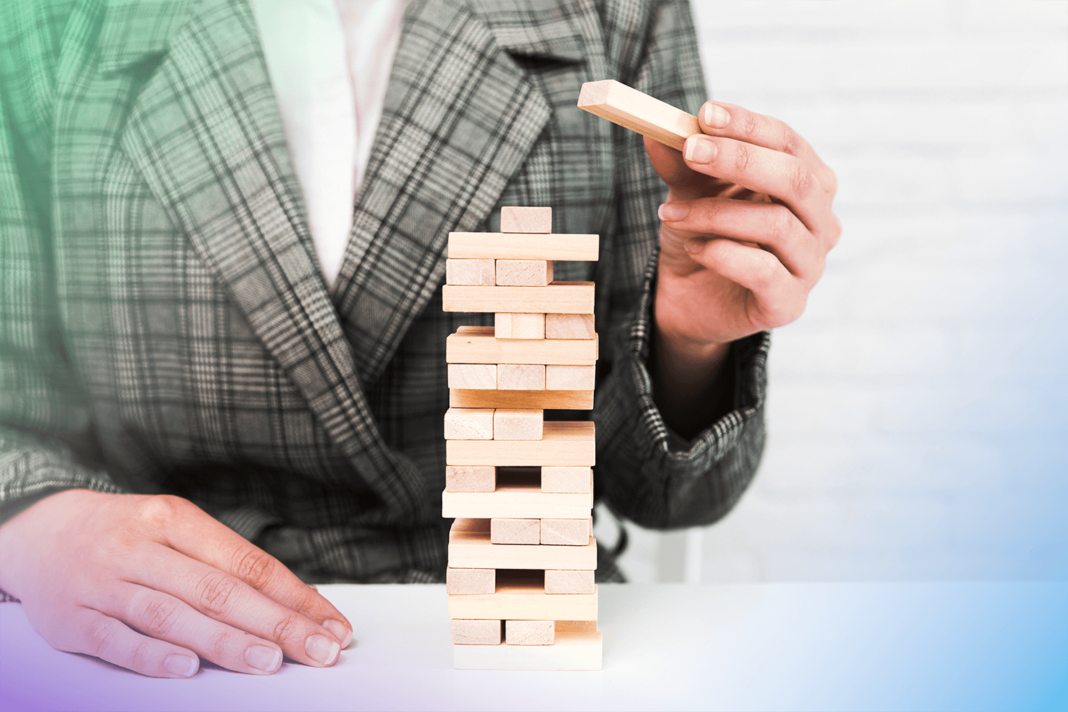 Professional applying the Pyramid Principle to structure a presentation for executives